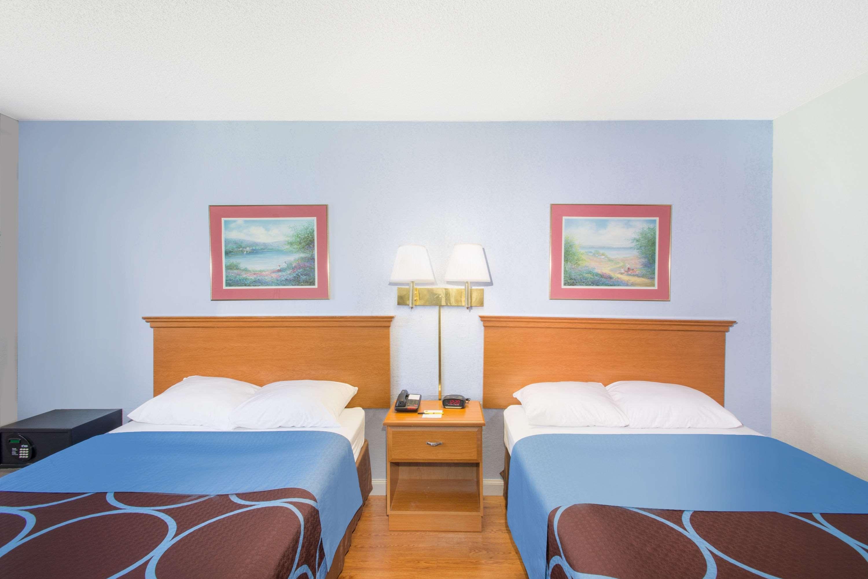Super 8 By Wyndham Webster/Rochester Bagian luar foto