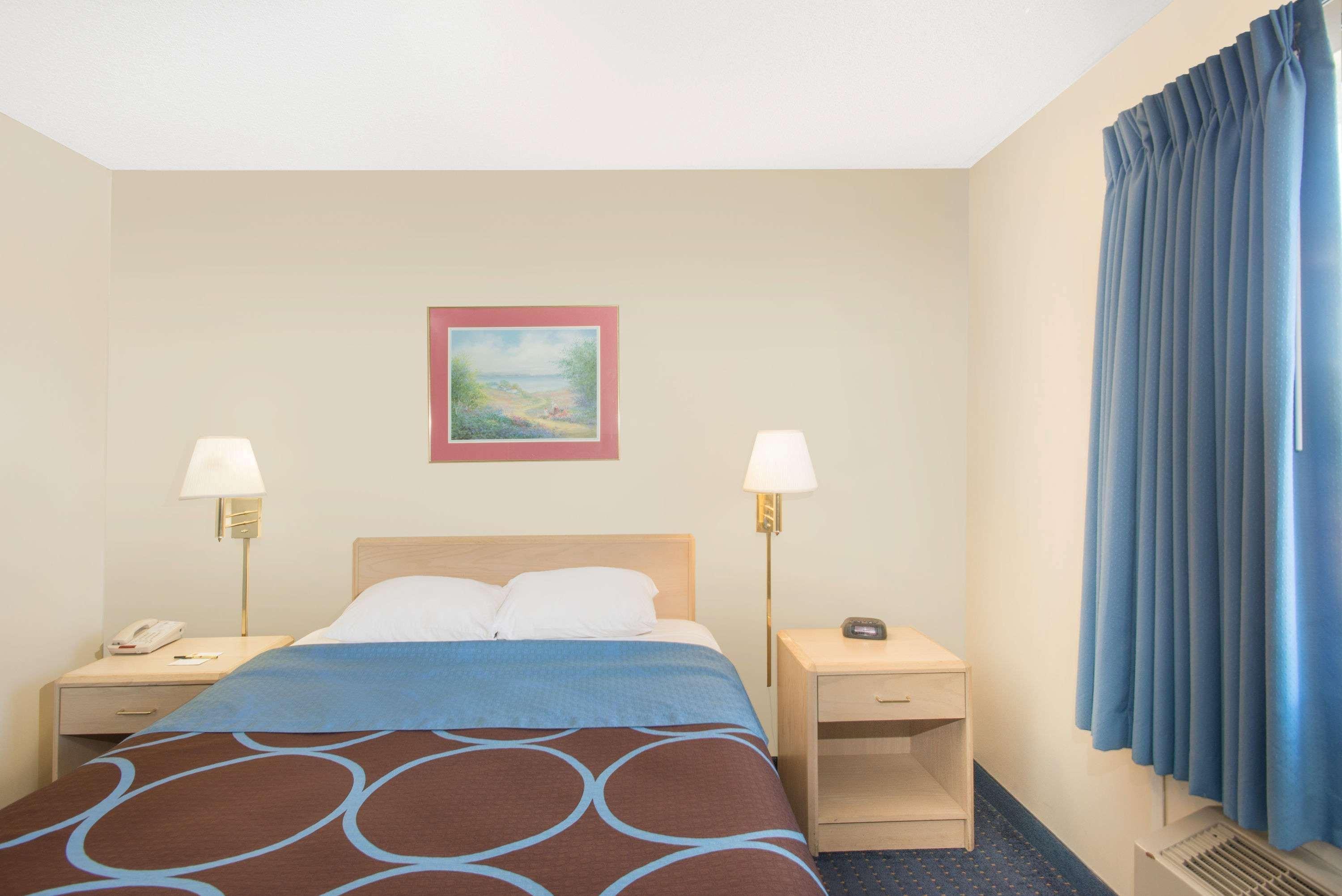 Super 8 By Wyndham Webster/Rochester Bagian luar foto