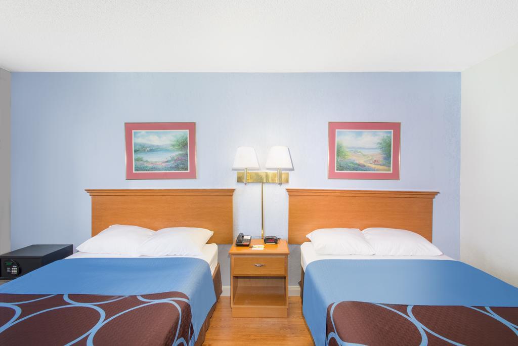 Super 8 By Wyndham Webster/Rochester Bagian luar foto